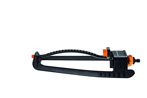 Fiskars Oszillierender Sprinkler M, Einfaches Einstellen der Reichweite, Wassersparend, Robuster Kunststofffuß, Universalgröße, 16 x 17 m Reichweite, 298 g, Schwarz/Orange, 1023659