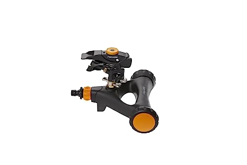 Fiskars Impuls-Sprinkler XL mit Rädern, Mit Abstandsregelung, Sprühbildkontrolle und Rotationskontrolle, Universalgröße, Ø 26 m Reichweite, 938 g, Schwarz/Orange, 1023656