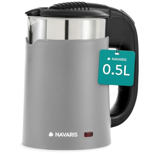 Navaris doppelwandiger 0,5L Reisewasserkocher - 16x11x17cm klein - Mini Wasserkocher mit 1100 W für Reisen Camping Wohnwagen oder Unterwegs - mit 2 Trinkbecher - Grau