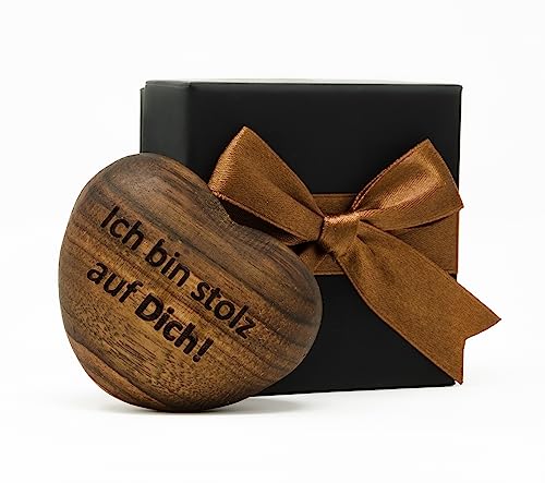 LOMEU® Premium Handschmeichler Holzherz - Mit liebevoller Gravur - Edles Mutmacher und Glücksbringer Geschenk in Geschenkbox - Made in Germany - Nussbaumholz, Ich Bin stolz auf Dich!