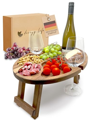 Decozy Life Weintisch Akazie Massivholz für Wein & Snacks - Weinbar & Weintablett für Zuhause oder Outdoor - geeignet als Aperol Geschenk & Weinhalter - Ideal als Couch Bar, Wein Zubehör & Sofatablett