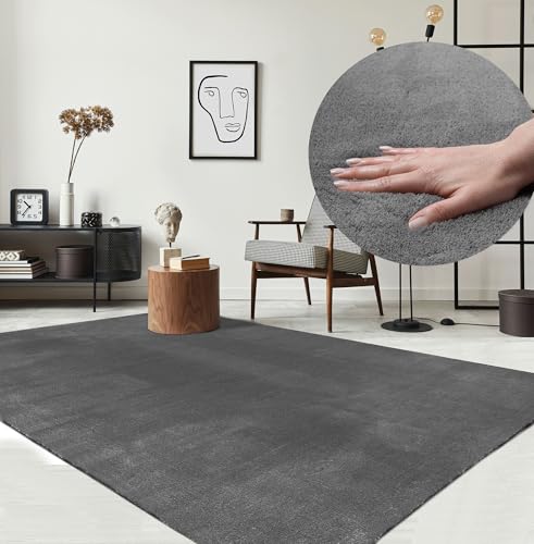 the carpet Relax Moderner Flauschiger Kurzflor Teppich, Anti-Rutsch Unterseite, Waschbar bis 30 Grad, Super Soft, Felloptik, Anthrazit, 60 x 110 cm