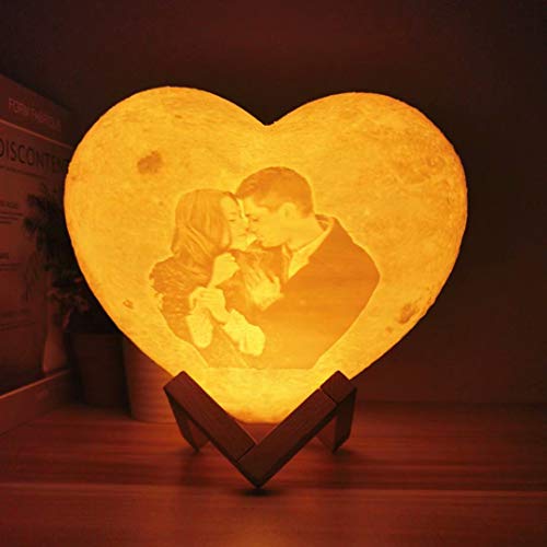 Jacklin F Benutzerdefinierte herzförmige Mondlampe mit Ihrem eigenen Foto und Text, 3D-gedrucktes USB-Lade-Nachtlicht mit Holzständer, 16 Farben Personalisierte Foto-Nachtlichtgeschenke