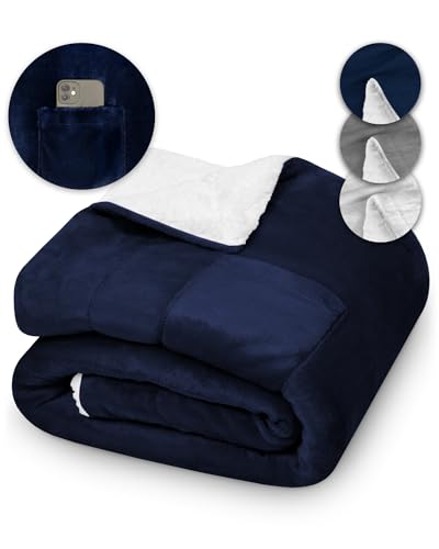 Kuscheldecke 150x200 KAMI flauschig blau, Sherpa Tages-Decke für Wohnzimmer, Couch, Sofa, Bett, Sofadecke 150 x 200 mit Handytasche und Hygieneschutz, Große, Dicke & warme Wohndecke für den Winter