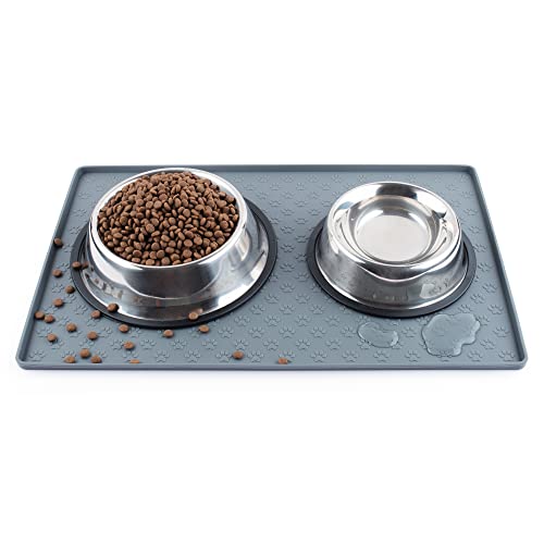 Coomazy Napfunterlage für Hund Katzen, Erhöhtem Rand Verdickter Futtermatte Hunde mit Hundepfotenabdruck, wasserdichte rutschfeste Silikon Hundenapf Futternapf Matte (Grau, M: 48x30cm)