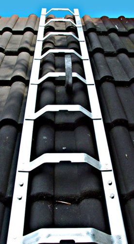 Weise Dachauflegeleiter 4,07 m einteilig, 15 gewölbte Bremer Sprossen, robuste 30 cm breite Dachleiter Alu-Konstruktion, passend für alle Hohlziegel, eingenietete Verbindungslaschen, nach BGR 203